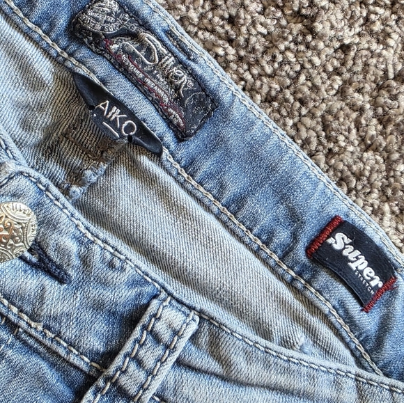 Silver Jeans Co.- Light Wash Aiko Mid Capri- W31/L22 - Picture 6 of 9